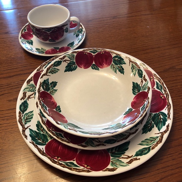 5 pc place setting Cafe Classico, Nancy Calhoun BELLA ROMA country apple design - Picture 2 of 16